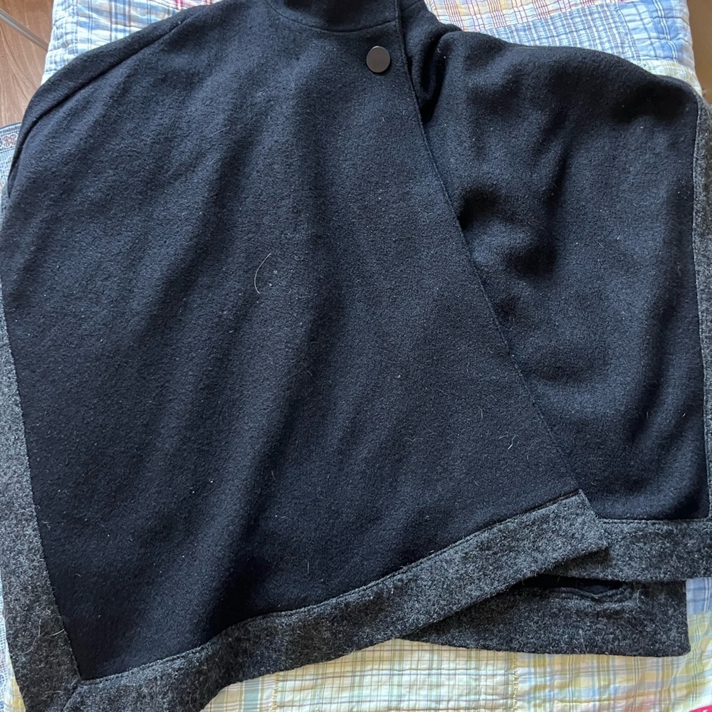 Niccolini Elegant Vintage Wool Cape